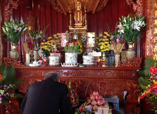 Hướng dẫn cách rút chân hương và lau bàn thờ ngày Tết