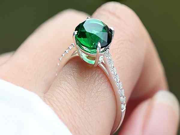 Người mệnh Mộc nên đeo nhẫn ngón nào?