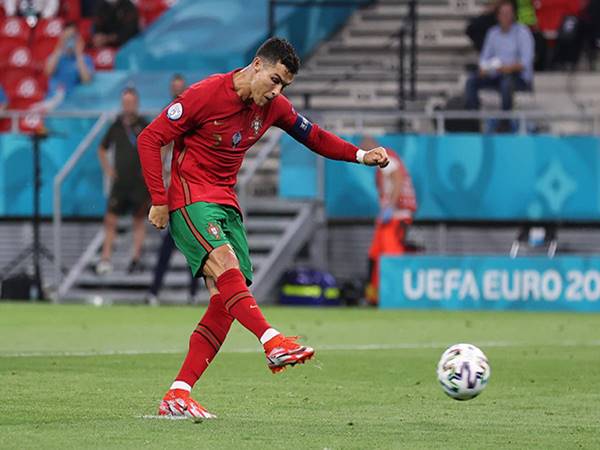 Bóng đá QT 24/6: Ronaldo san bằng kỷ lục tồn tại 19 năm qua