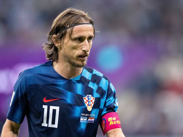 Bóng đá quốc tế 14/12: Modric chúc Messi vô địch World Cup