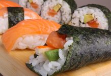 Cách làm sushi không cần mành tre tại nhà dễ thực hiện