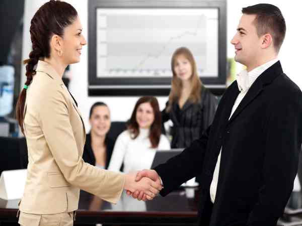 Nữ sinh năm 2002 nên hợp tác với tuổi nào