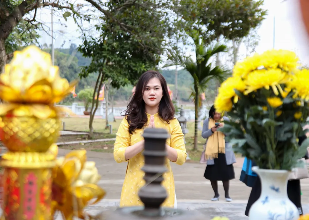 Mẫu Đông Cuông mặc áo màu gì khi ngự đồng?