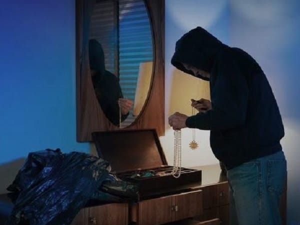 Mơ thấy ăn trộm vào nhà là điềm gì?