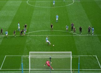 Thủ môn có được bắt bóng ngoài vòng cấm địa không?