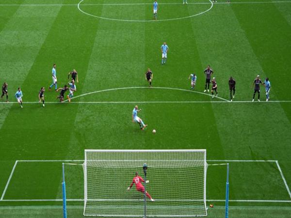 Thủ môn có được bắt bóng ngoài vòng cấm địa không?