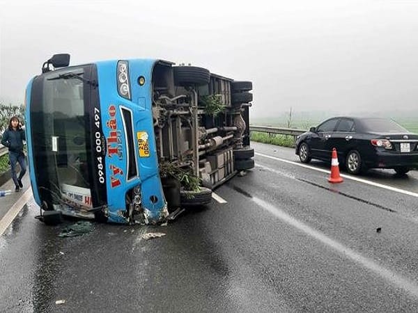 Giải mã chi tiết các giấc mơ thấy xe khách bị lật