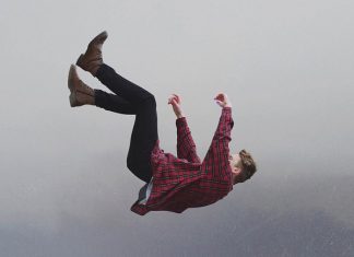 Nằm mơ thấy rơi từ trên cao xuống là điềm lành hay dữ?