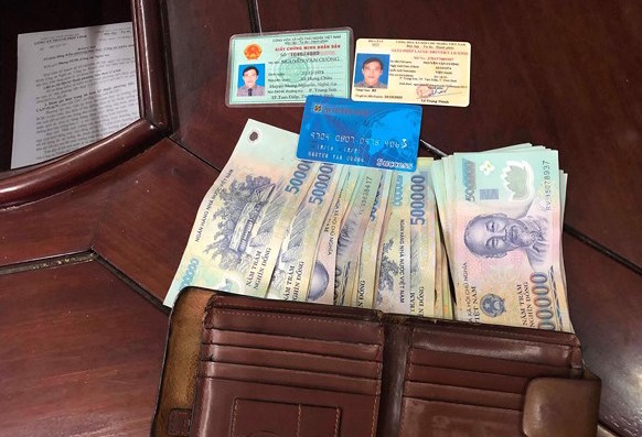 Ý nghĩa khi nhặt được ví tiền theo từng hoàn cảnh