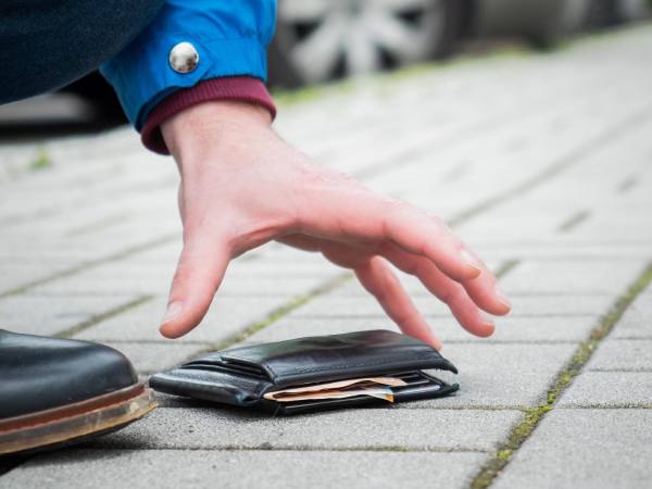 Nhặt được ví tiền là điềm gì theo quan niệm dân gian