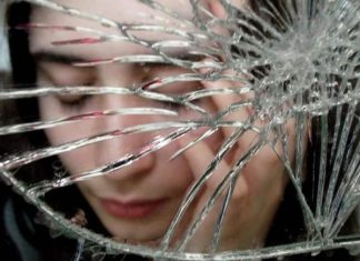 mơ thấy gương vỡ